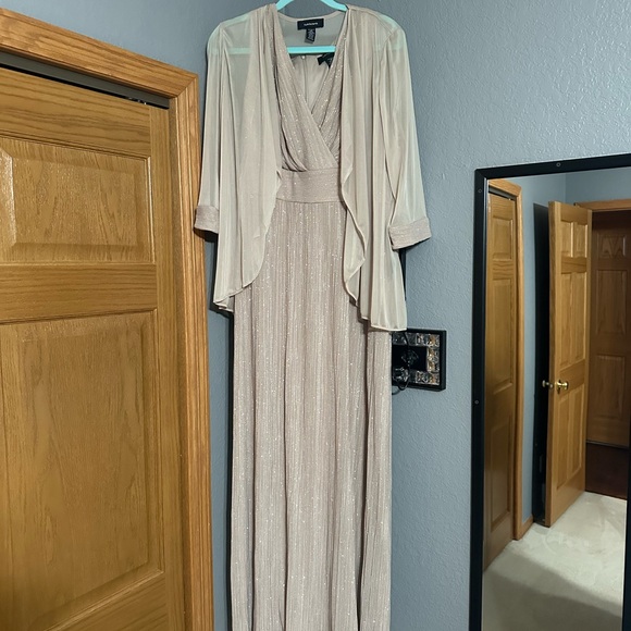 R&M Richards Elegant Cream Maxi Dress with Jacket - Picture 1 of 9